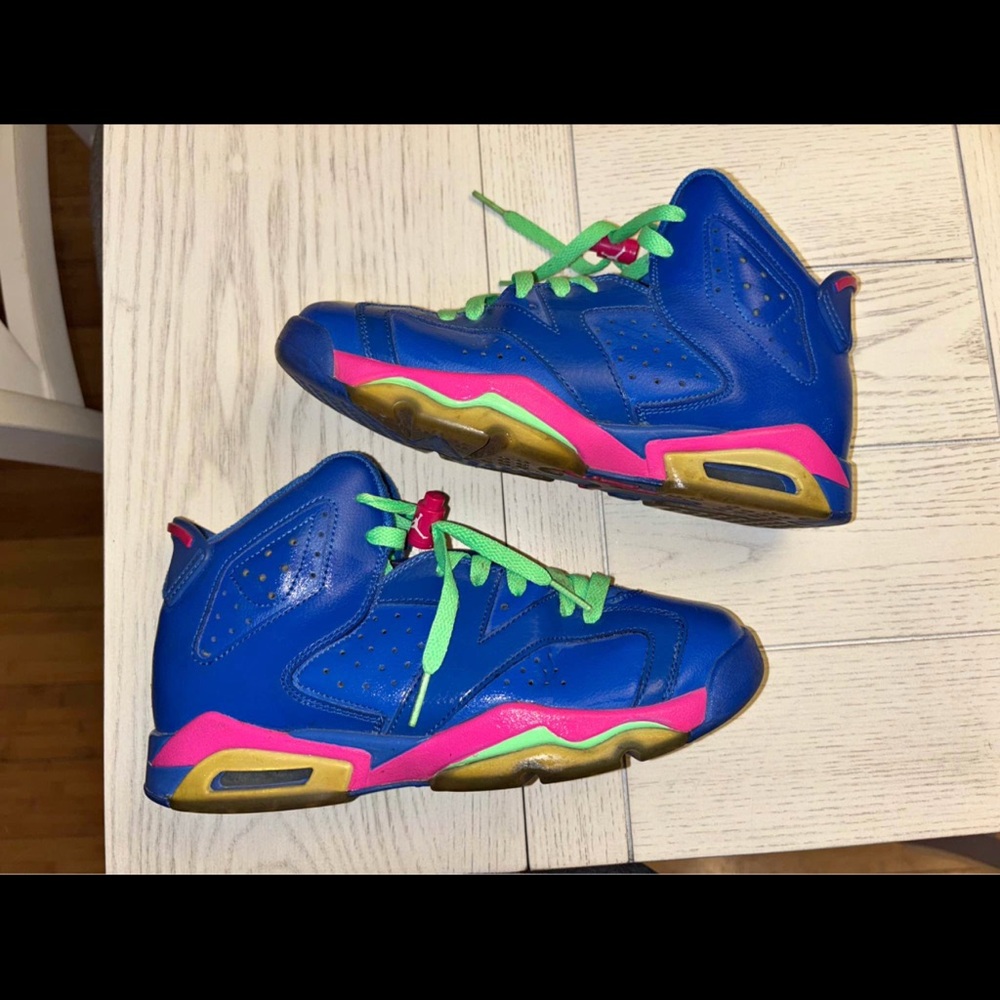 Jordan gradeschool Shoes in Blue and Pink
